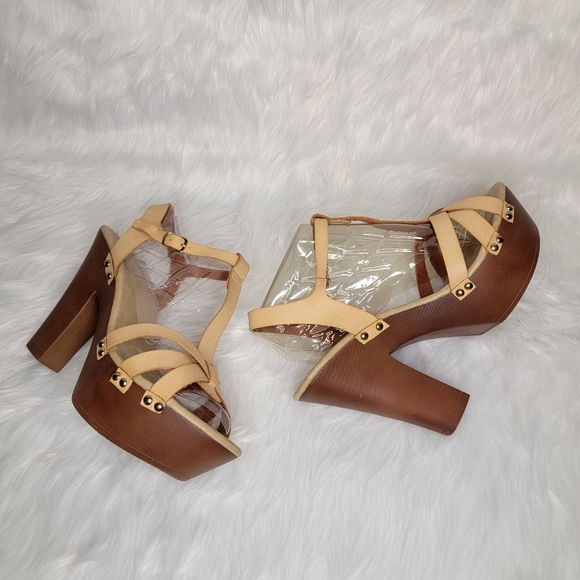Brown platform heel sandal. - Picture 6 of 11